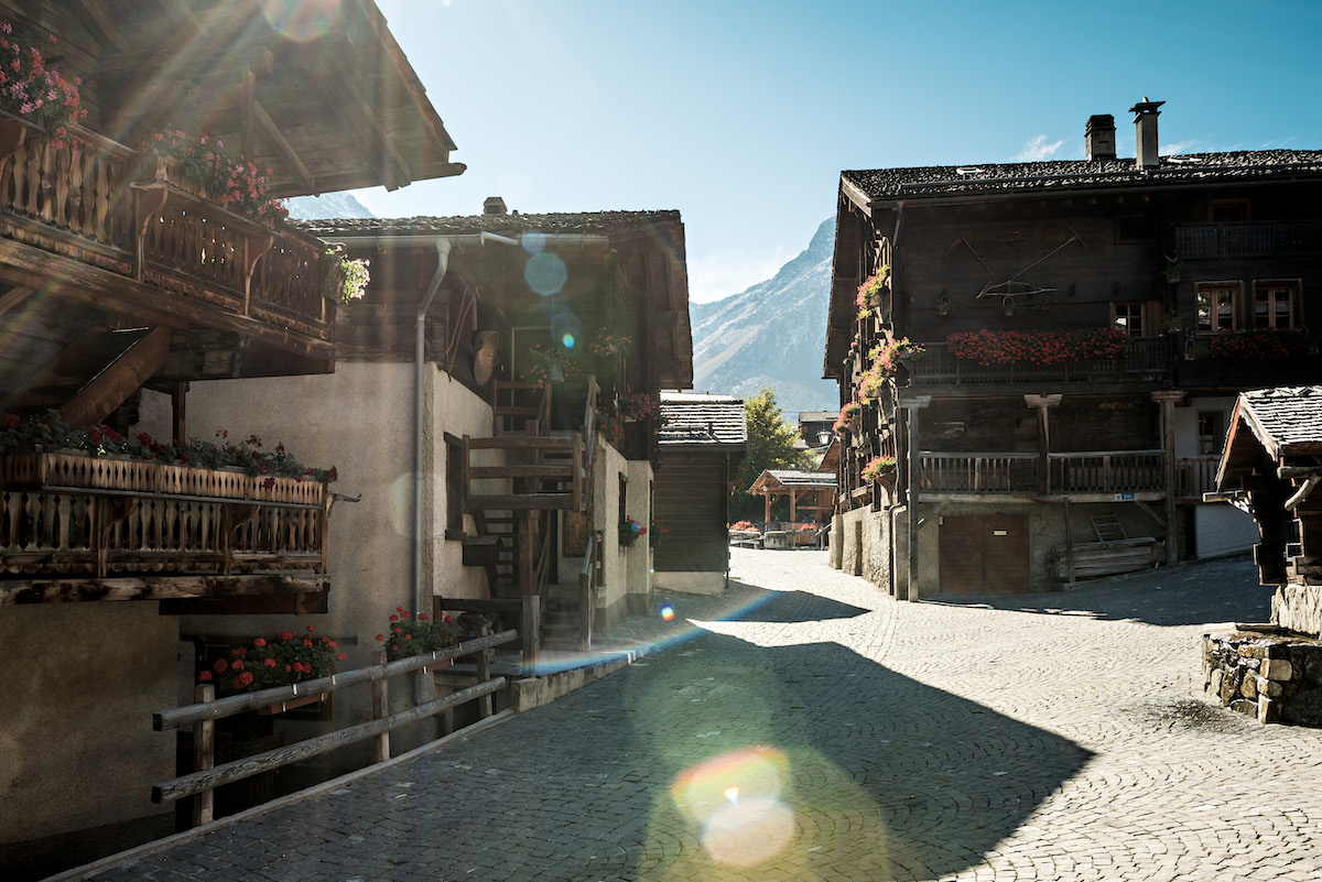 The picturesque village of Grimentz, 1564m high, belongs to the village of Anniviers in the valley of the same name